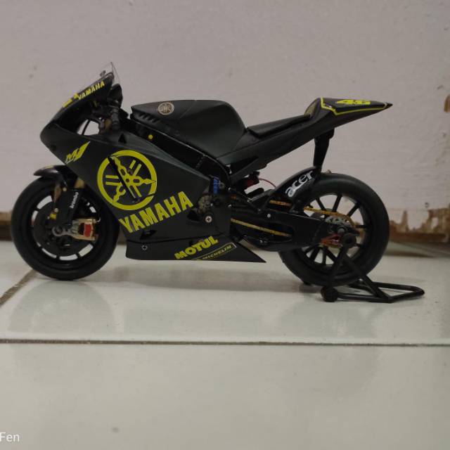 Diecast motogp yamaha testbike 2007 valentino rossi (custom) skala 1:12