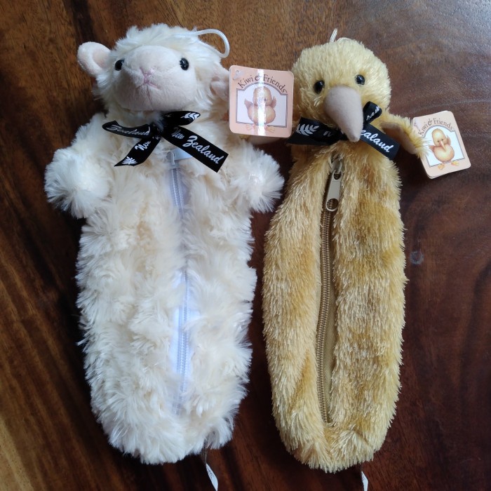 

Produk Boneka Kotak Pensil Bulu Karakter Kiwi Domba Premium Import Terlaris