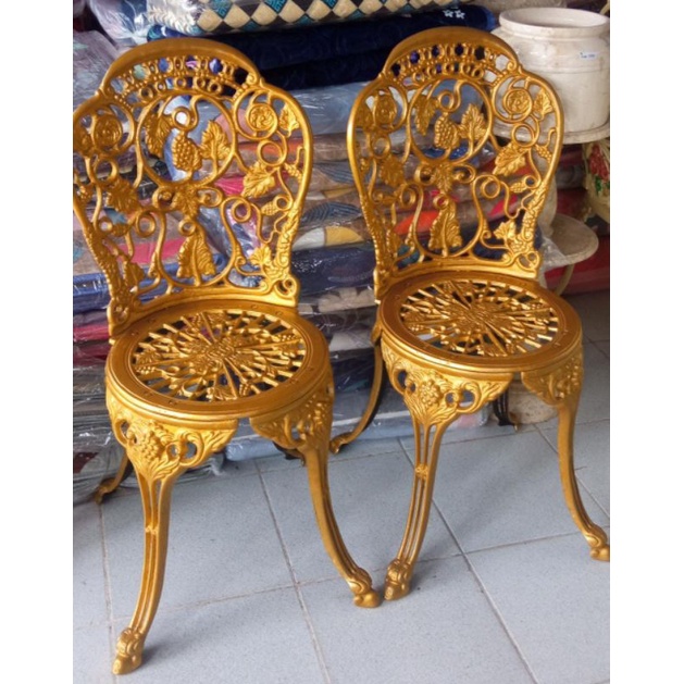 Dua Kursi Teras Besi Ukir Warna Gold