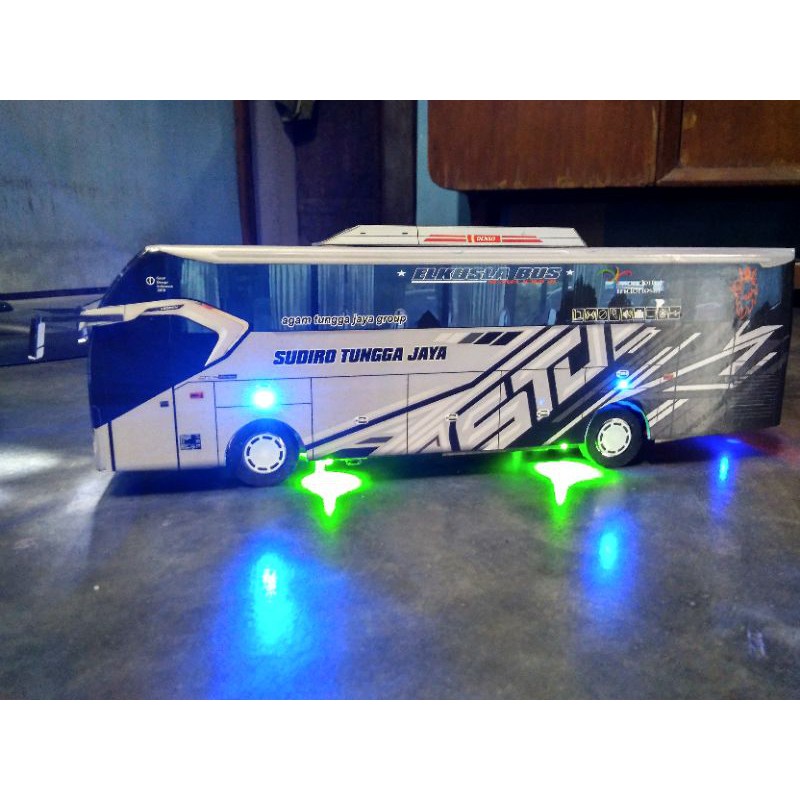 Miniatur bus RC remot control cas STJ Sudiro tungga jaya skrien
