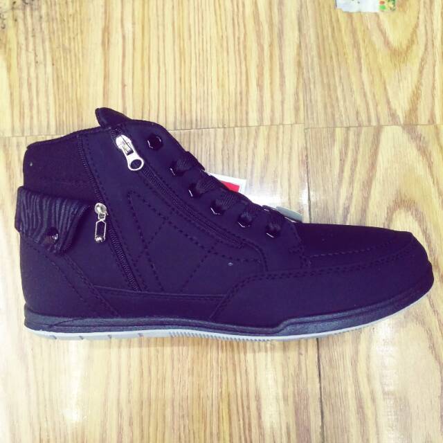 Sepatu loggo hitam polos boots.