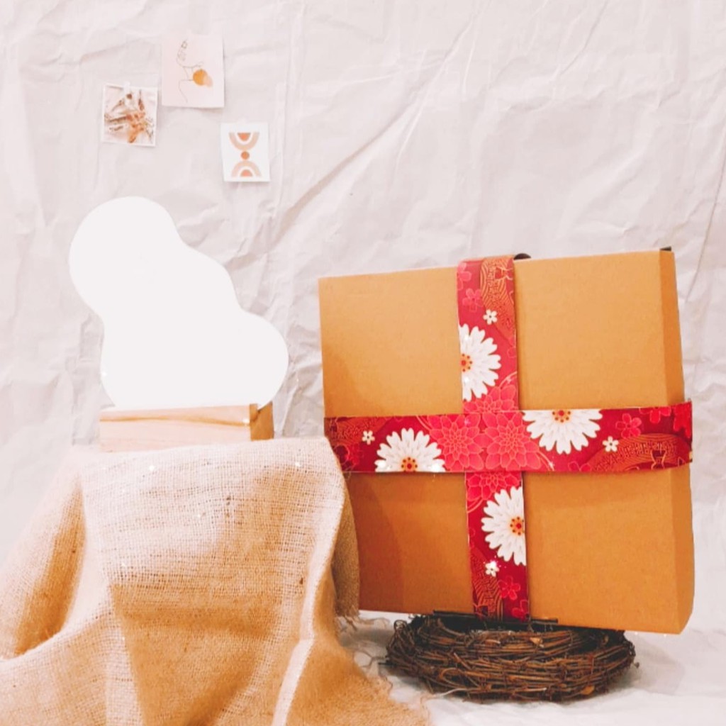 

Hampers/Parcel Gift Lebaran Chinese New Year Lucu- Cermin Aesthetic Lucu Cloud Termurah