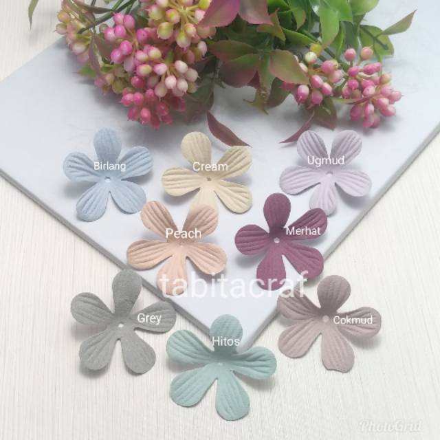 Aplikasi bunga hana suede