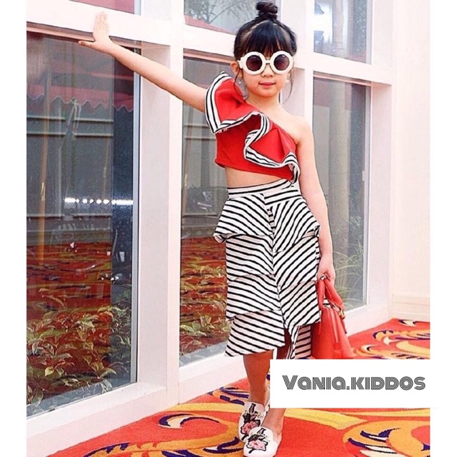 Setelan anak perempuan. Atasan satu lengan + rok asimetris garis-garis