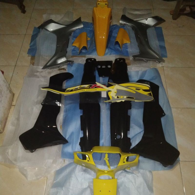 body bodi full halus f1zr hitam silver kuning