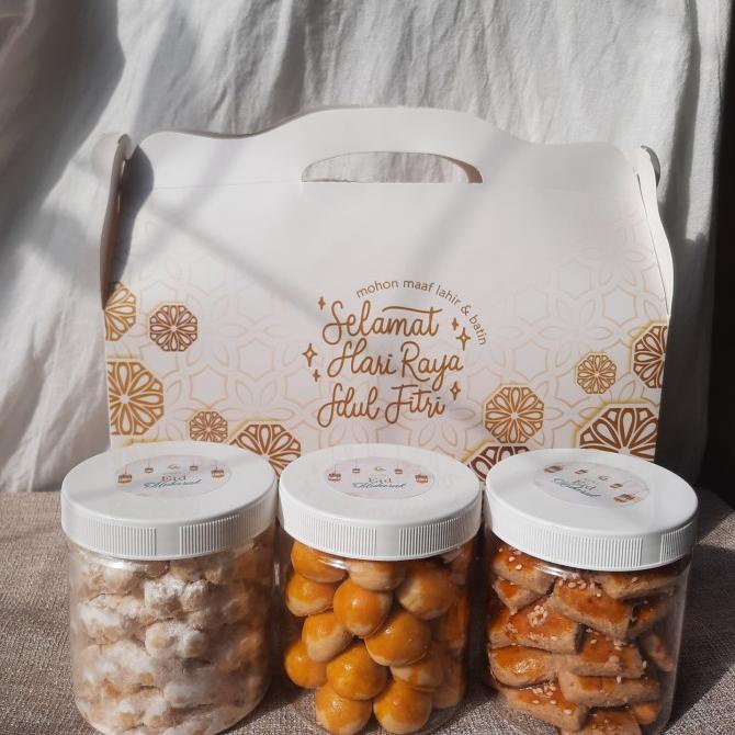 

Hampers Lebaran Idul Fitri Murah Nastar, Kue Kacang,Putri Salju Midlethreemald