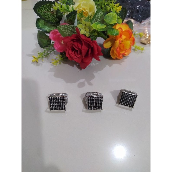 Cincin replika berlian