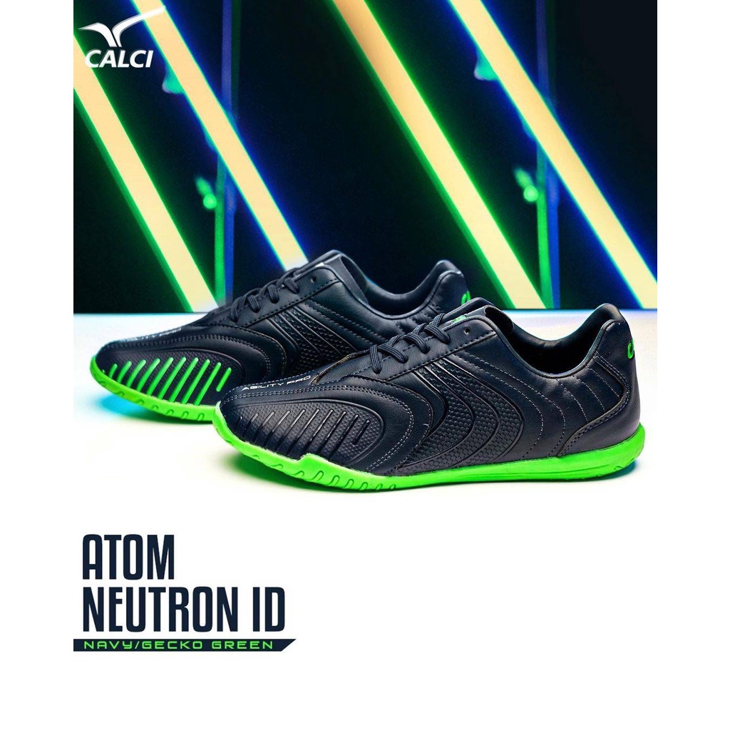 calci atom neutron navy in sepatu futsal