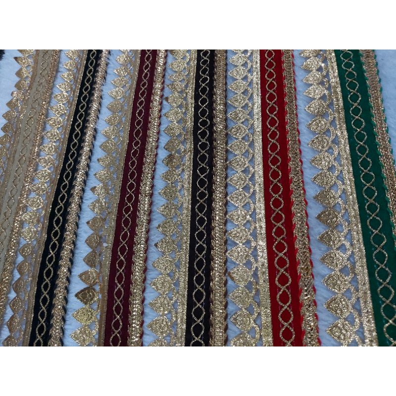 Pola Mewah Renda India Velvet Benang Emas Silang