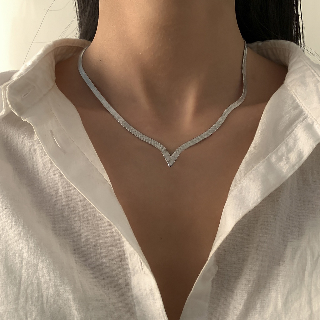 [Women Minimalist Copper Flat Snake Chain Torques Choker Necklace] [Ladies Simple Short Punk V-Shaped Collar Personality Clavicle Necklaces] [Girlfriends Gifts Party Jewelry Accessories]