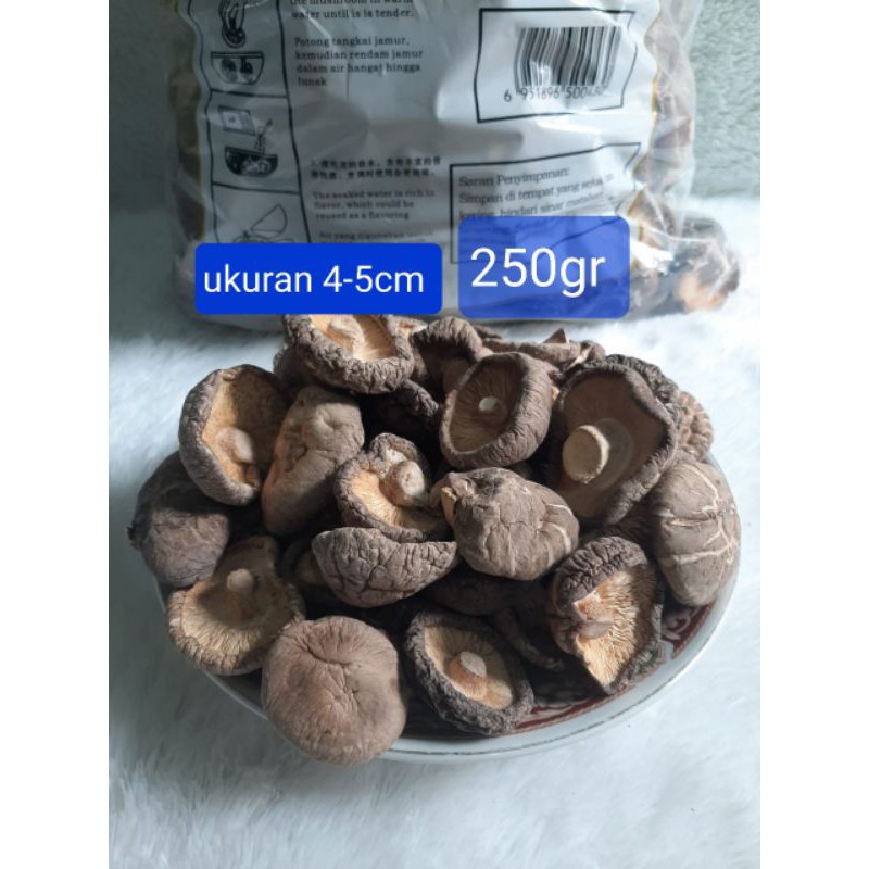 

Jamur Hioko Shitake Kering 250gr uk.4-5cm (250gram)