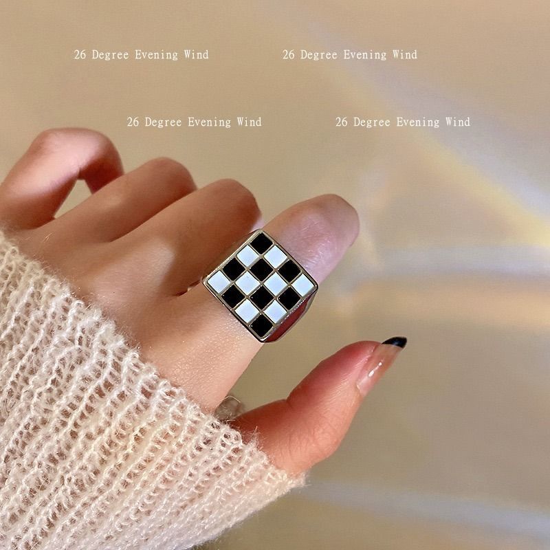 Hitam dan putih papan catur grid cinta berbentuk hati cincin two-piece set niche pribadi gaya dingin