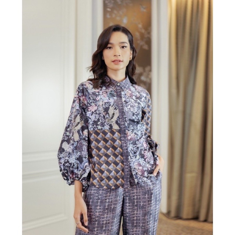 Wonderful Harmony Crop Shirt - Navy Size S Benang Jarum x Raisa Buttonscarves