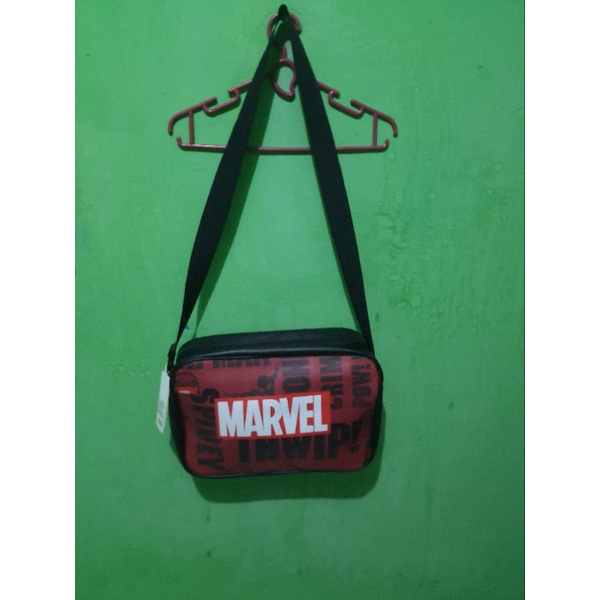 tas selempang pria kulit original miniso edisi marvel impor produk baru.
