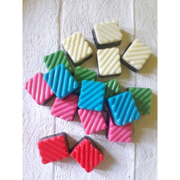 

Cokelat dadu warna warni