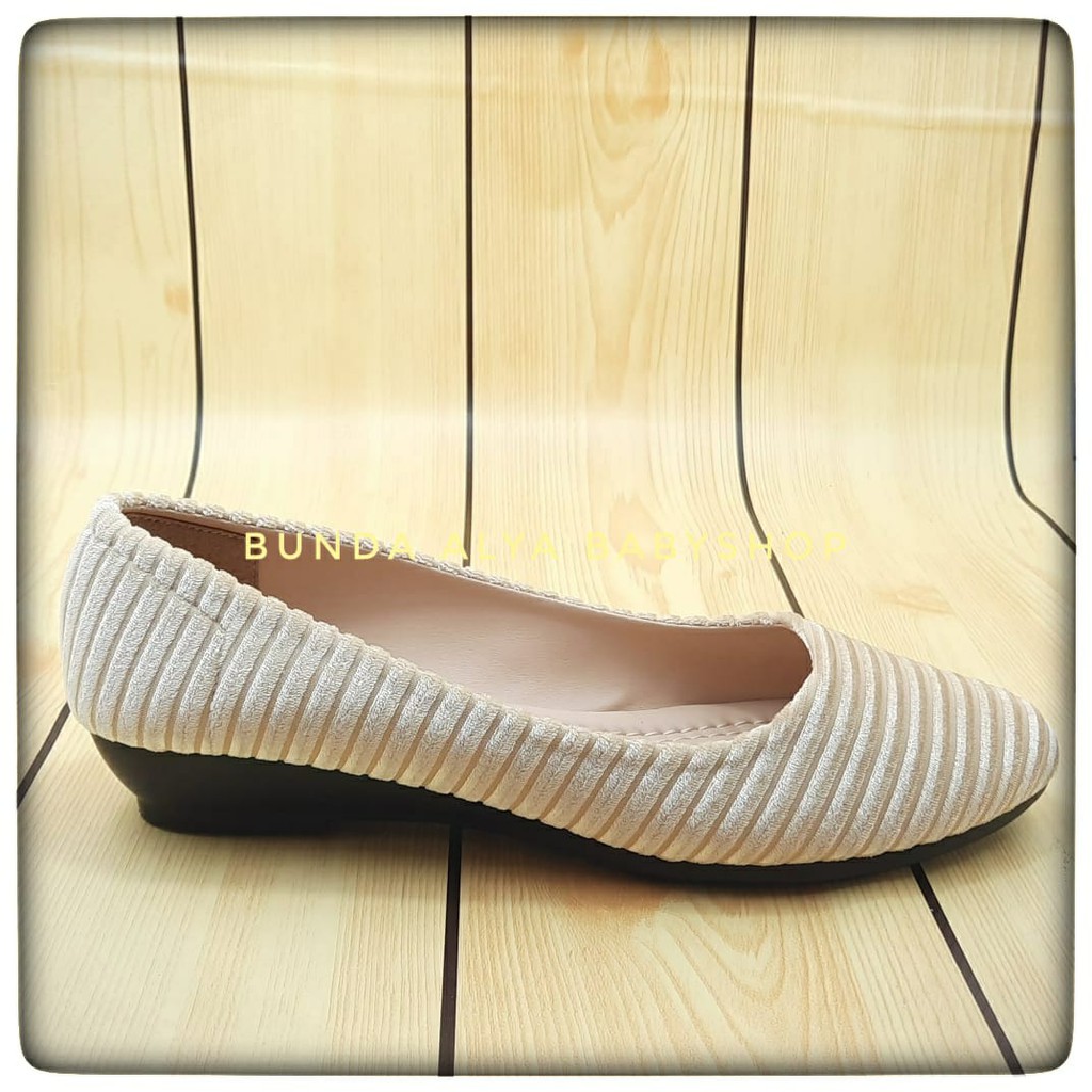 Sepatu Wanita Slipon Cabaret Flatshoes - Sepatu Wanita Flatshoes Premium Size 37 -  40 KREM SALUR - Sepatu Dewasa Bludru