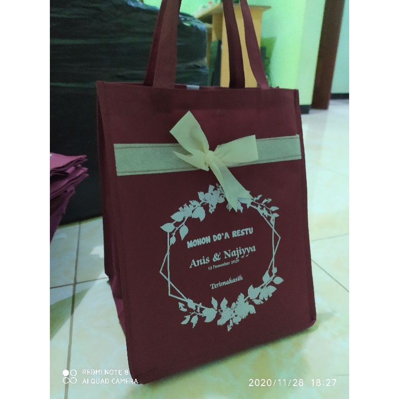 

tas hajatan 20x20 dan box snack bahan 75gsm