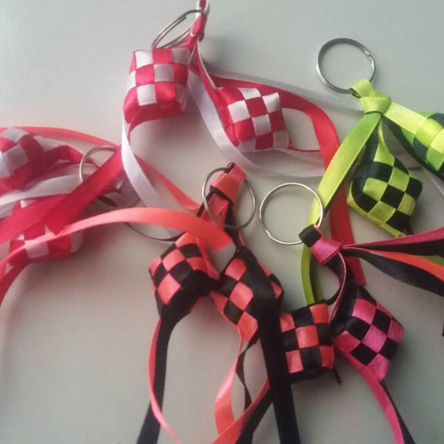 

Gantungan ketupat pita ketupag