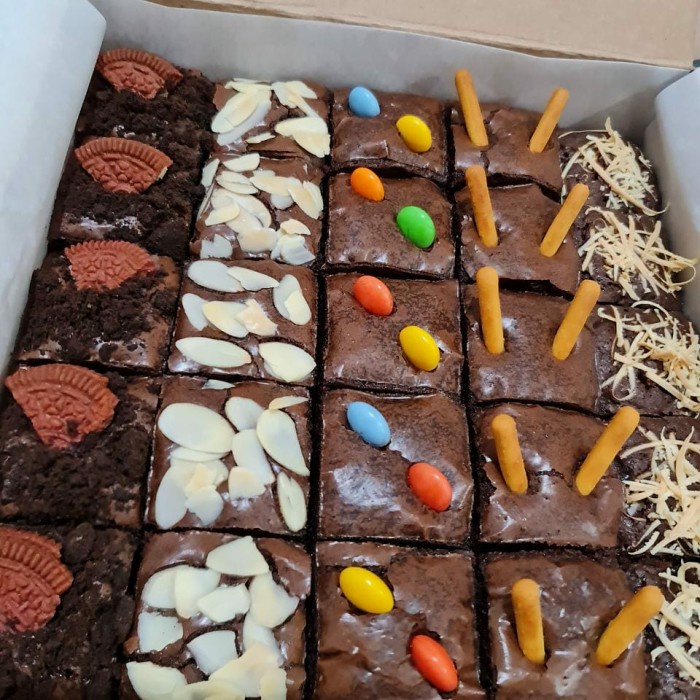 

BROWNIES BESAR SEKAT (PILIH TOPPING BEBAS)