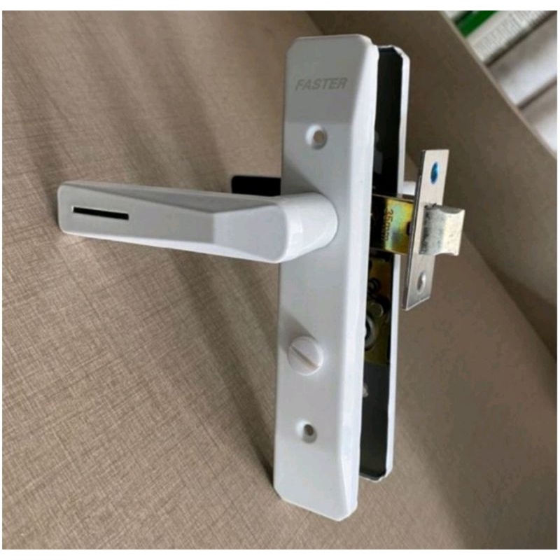 Kunci pintu kamar mandi putih