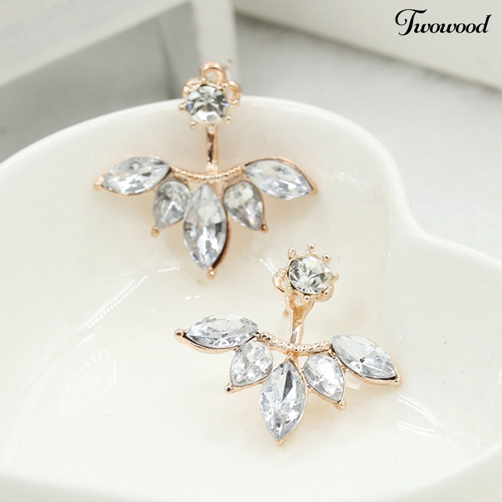 1 Pasang Anting Stud Bentuk Bunga Aksen Berlian Imitasi Bahan Alloy Untuk Wanita