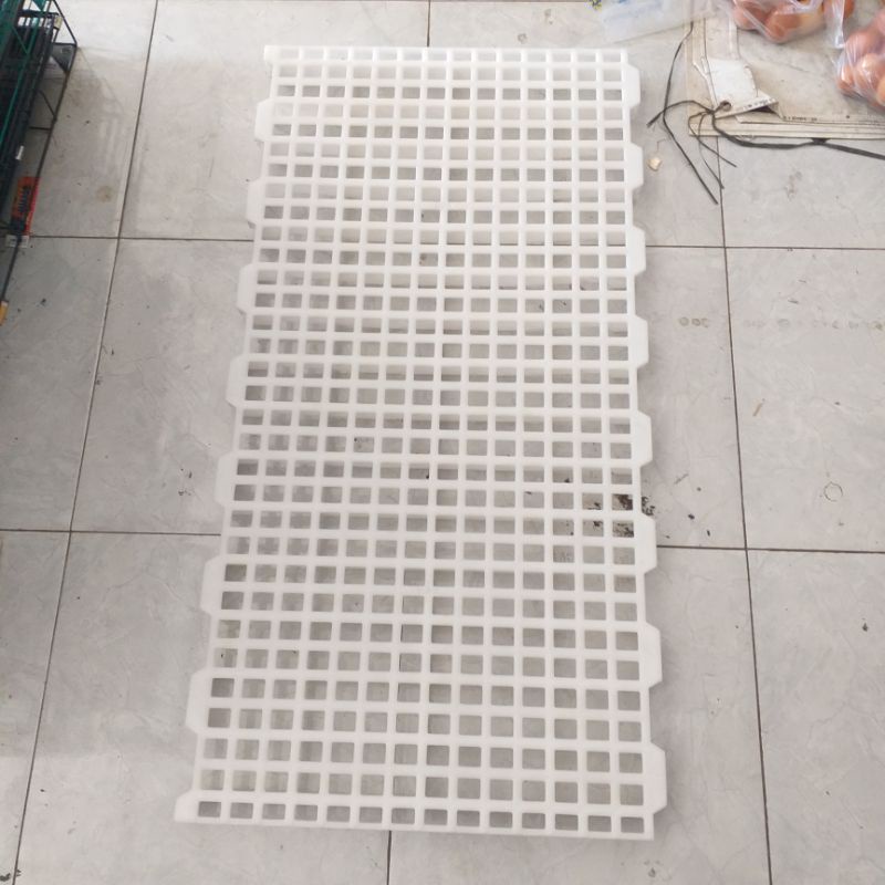 Slat Tatakan Plastik 50cm x 100cm, alas Domba, kambing, tatakan barang, alas bebek, alas babi, alas 