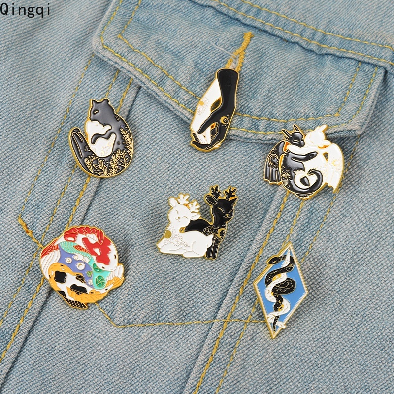 Bros Pin Enamel Desain Kartun Hewan Kucing Rusa Bulan Matahari Warna Hitam Putih Untuk Hadiah