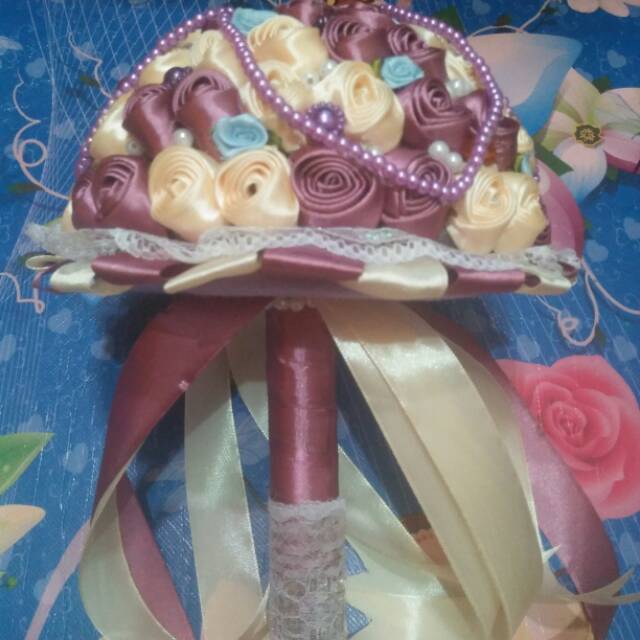 Buket bunga pernikahan pengantin pita satin magenta, krem