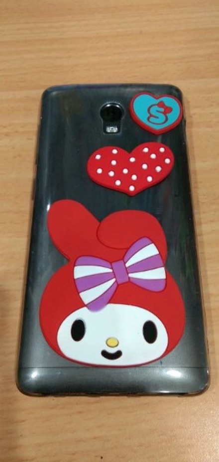 Tempelan boneka timbul di Belakang case hp