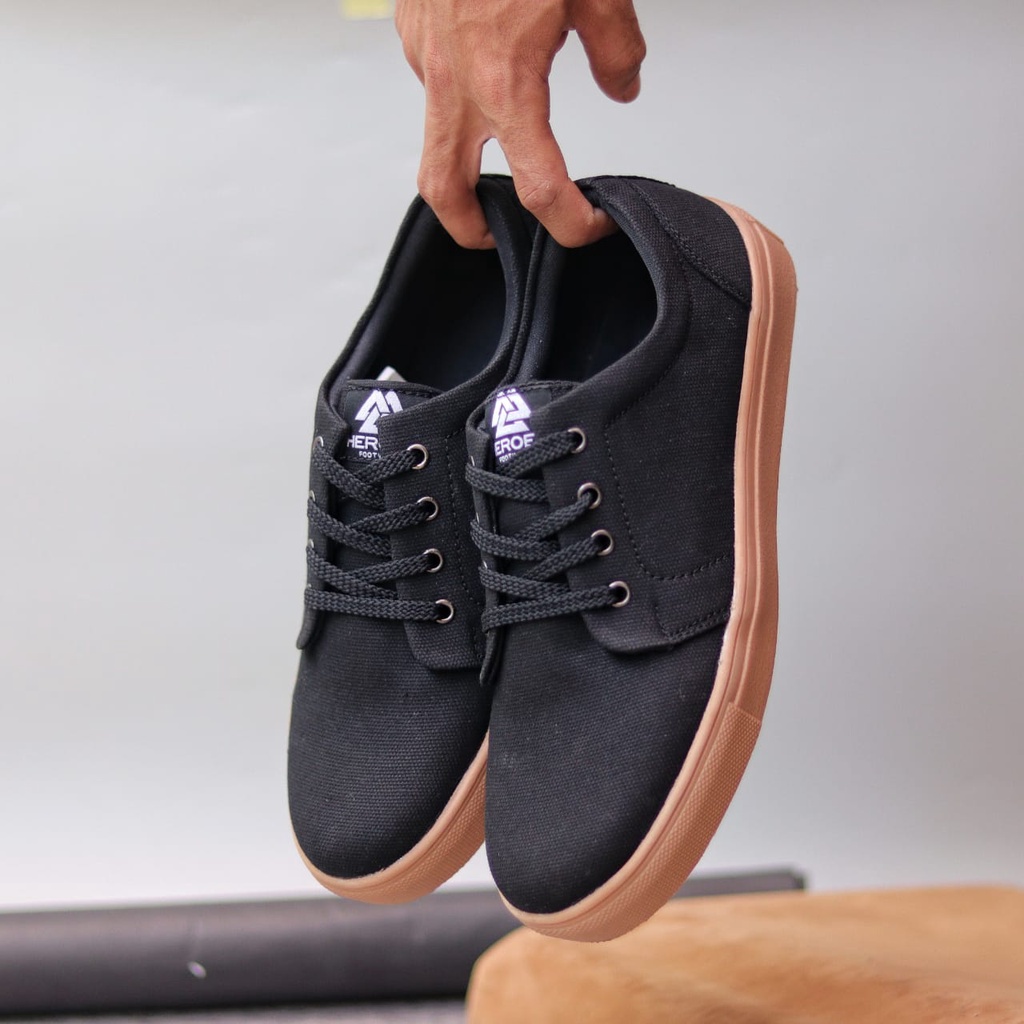 NERO Sepatu Kasual Sneakers Pria Original Sepatu Skate Cowok Trendy Simple Murah Anti Slip