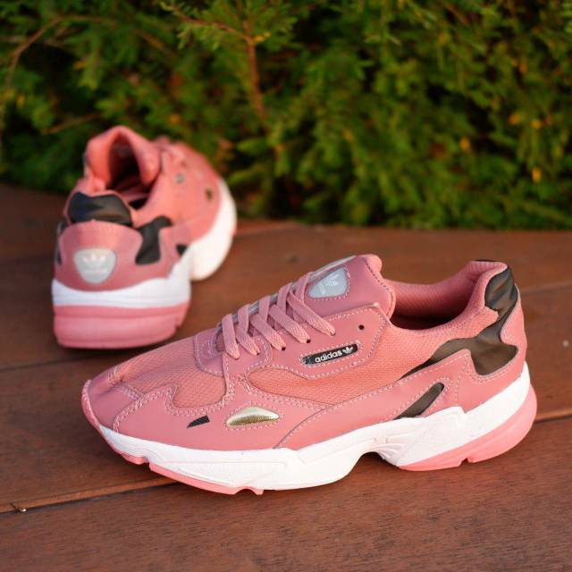 Adidas Valcon Ladies, Free kaos Kaki