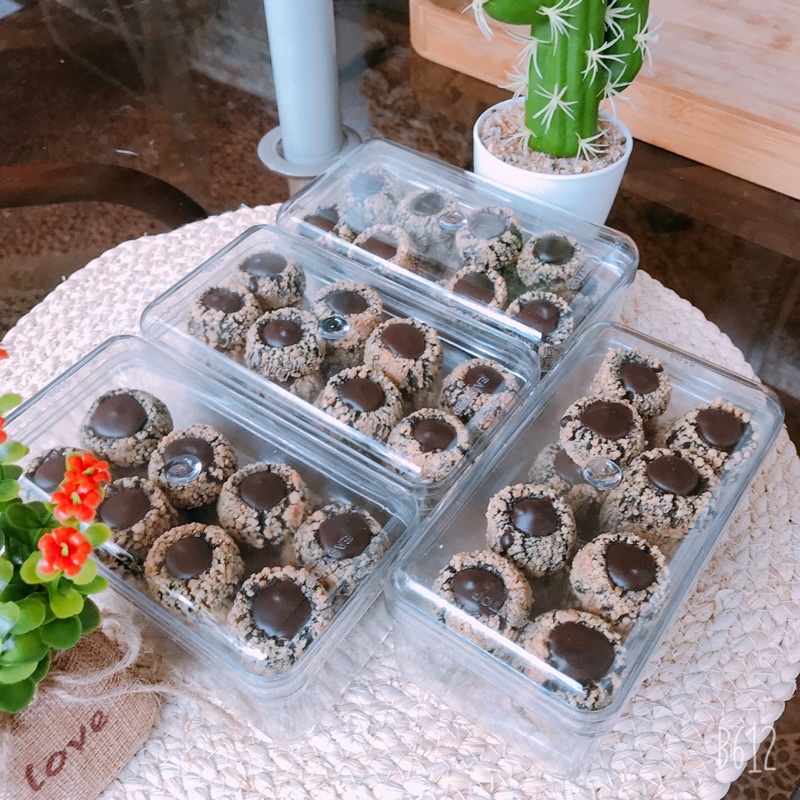 

CHOCO THUMBPRINT