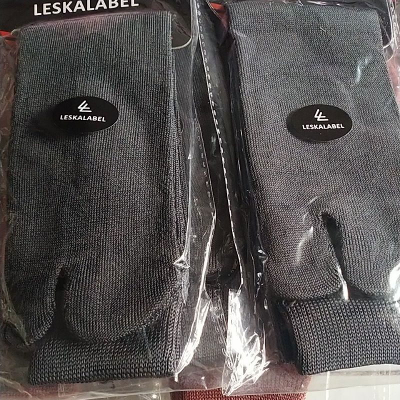 Kaos kaki jempol-Abu tua