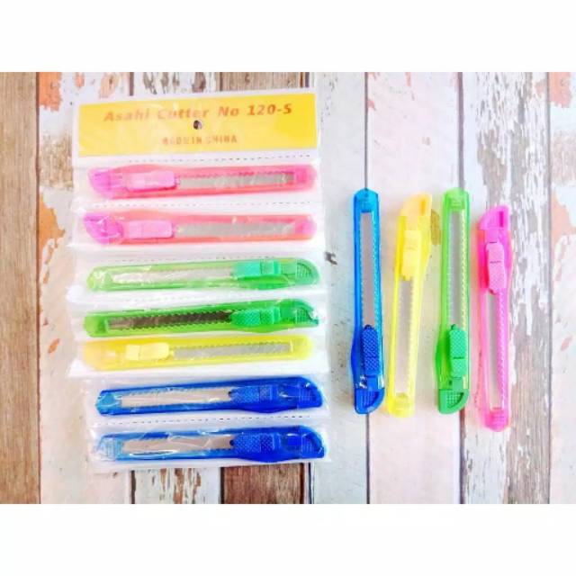 

Cutter kecil warna warni Merk Benefit Warna Random
