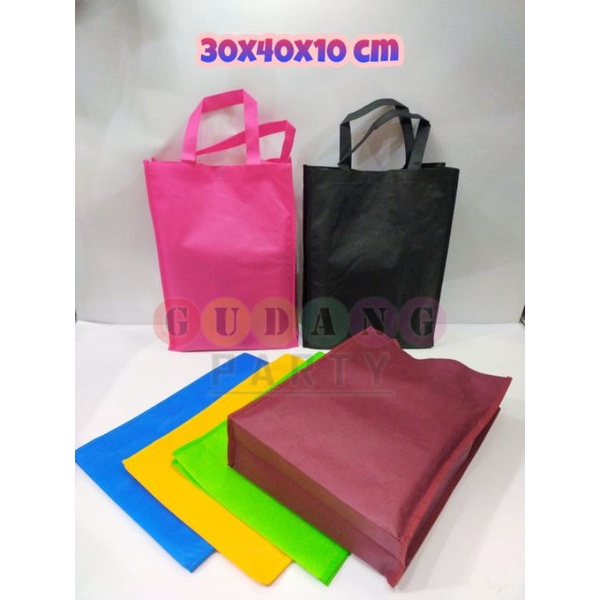 

Spunbond Jahit (30x40) Potrait Tebal Kantong Belanja Tas Bingkisan Goodie Bag