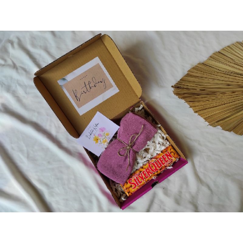 

Hampers Hijab Pashmina dan Silverqueen