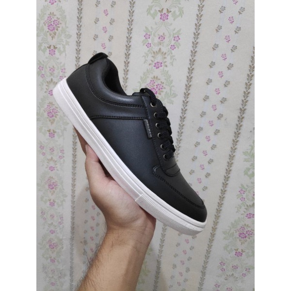 THIAGO BLACK Sepatu Pria Casual Sneakers Cowok Hitam Kulit Sintetis Kets Santai Kerja Semi Formal Original