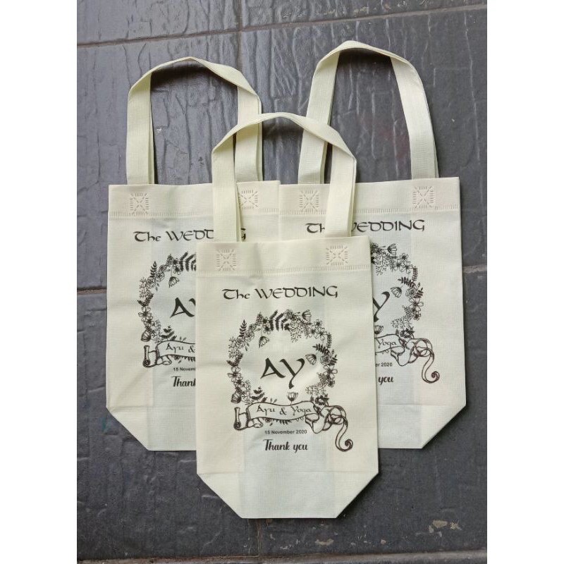 

Tas Souvenir pernikahan 20 x 25 x 8/ Tas spunbond 20 x 25 x 8 / goodibag spunbond 20 x 25 x 8