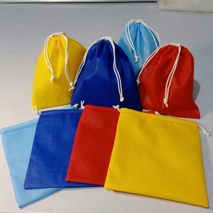 

SALE DUSTBAG 20X20 / TAS POUCH SERUT/ TRAVEL POUCH / TAS KAIN / SPUNBOND - Hitam, 20x20