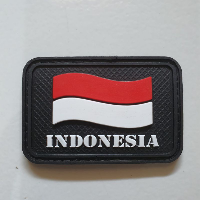 patch rubber logo bendera indonesia berkibar dasar hitam / tempelan emblem karet velcro