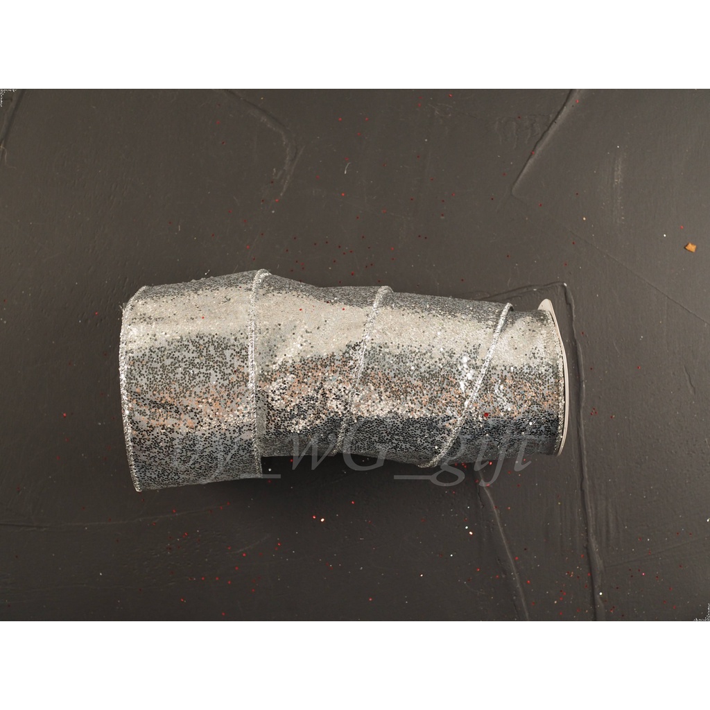 

Pita Kain Natal Corak ; Lebar 6,3 cm; Panjang 3 yard - Warna Silver C