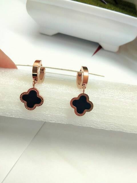 Anting wanita lv / anting titanium wanita / anting anti karat / anting titanium model Lv