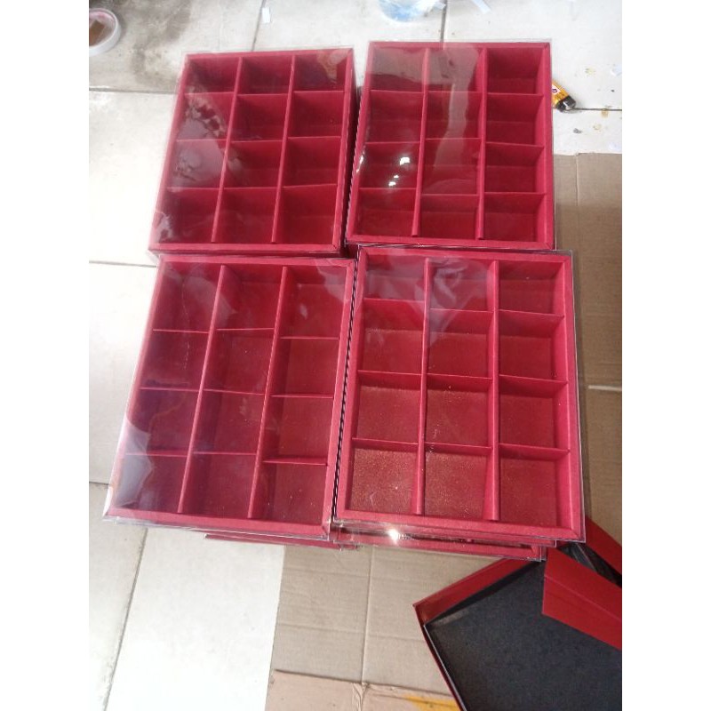 

box sekat 12 (4cm persekat dan tinggi 3,5 cm)