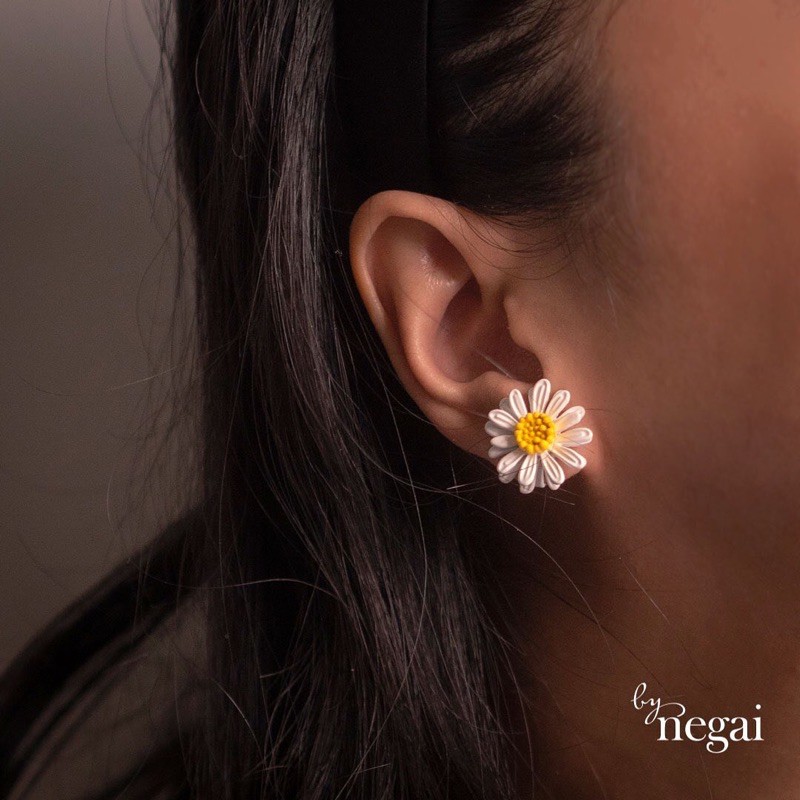 anting jepit bunga/ anting jepit bunga putih/ anting clip on bunga/ anting tanpa tindik