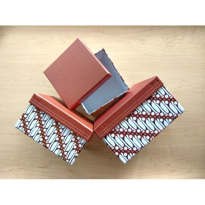 

Kotak Kado / Kotak Hadiah / Gift Box Jumbo B / Batik