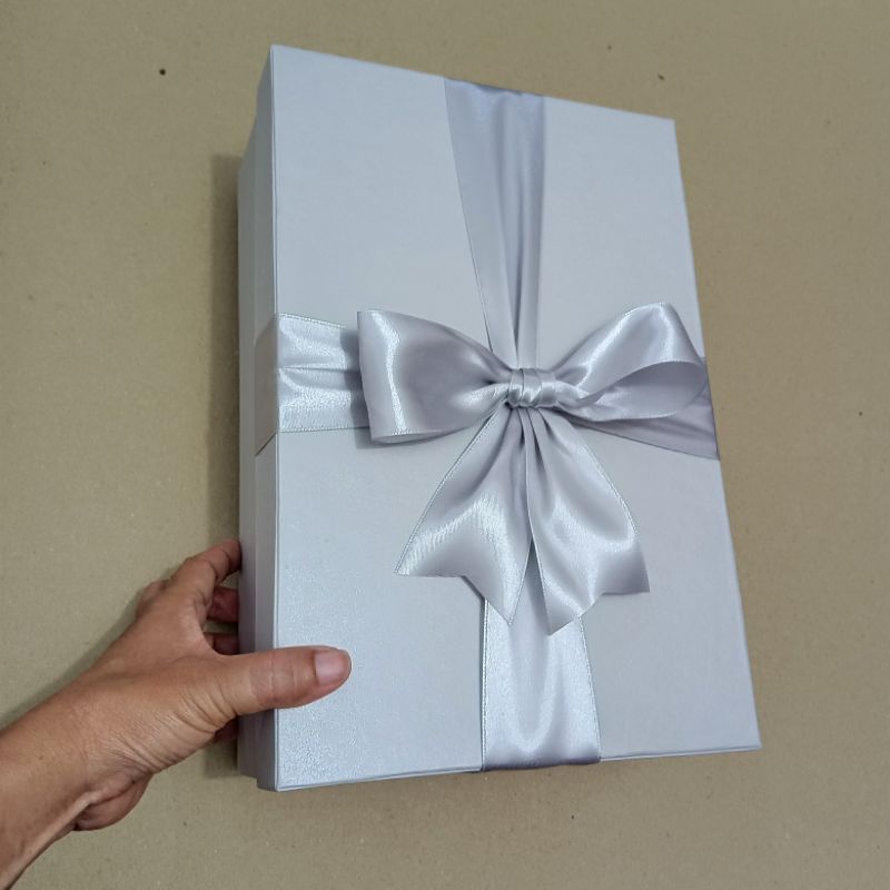 

Kotak Kado Kotak Besar Gift Box Mewah Hard Box 30x20x10cm