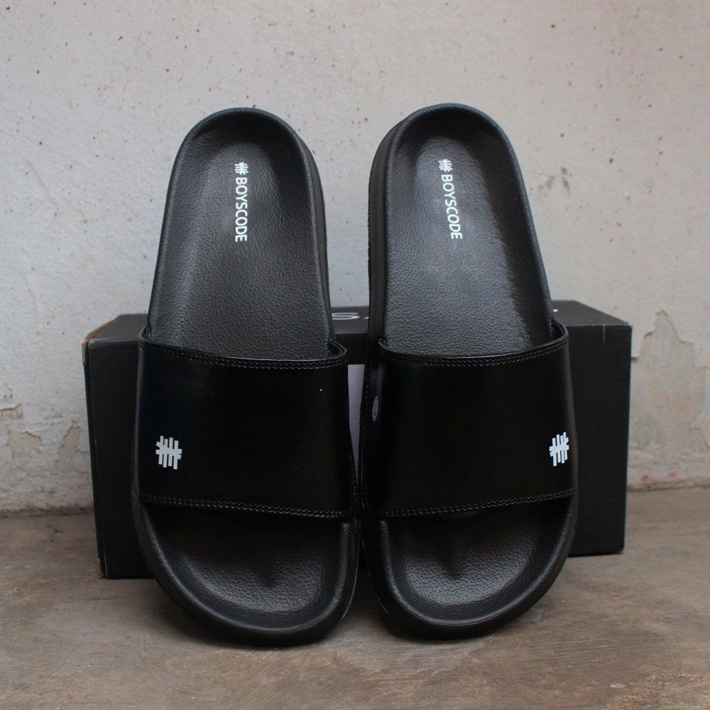 Sendal Selop Casual Pria BOYSCODE Small Petir Logo Hitam Fullblack / Sendal Slide Pria / Sendal Slip On Pria