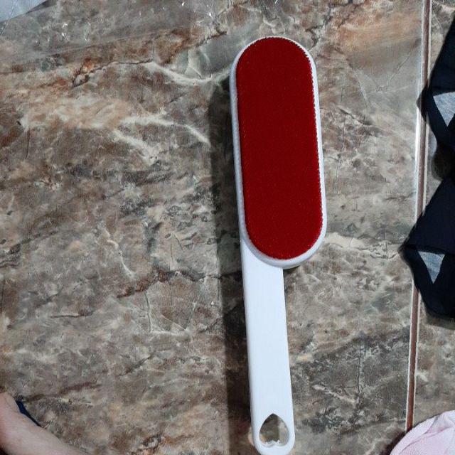 Sikat Pembersih Pakaian Bulu