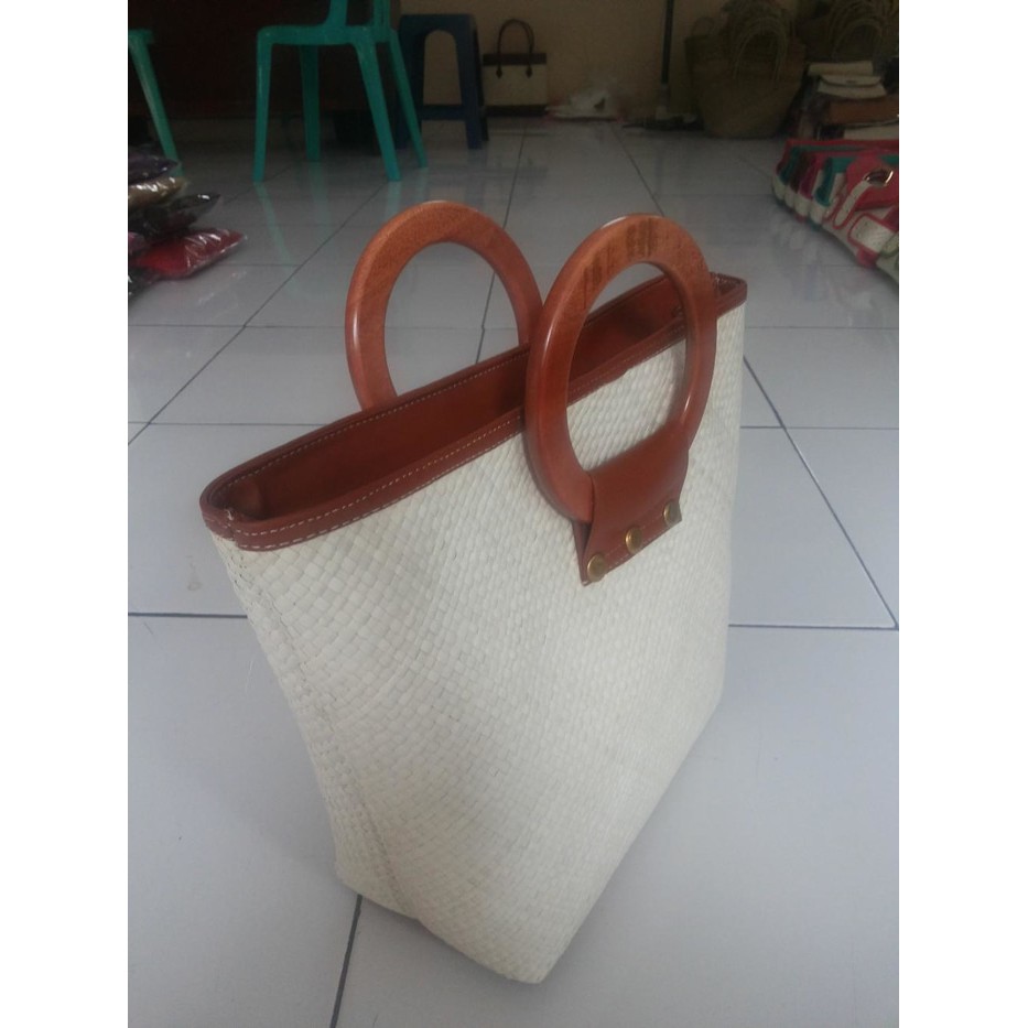 Tas Anyaman Pandan Handle Kayu Bulat Polos