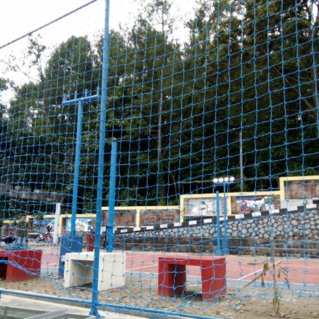 Jaring pagar lapangan voli